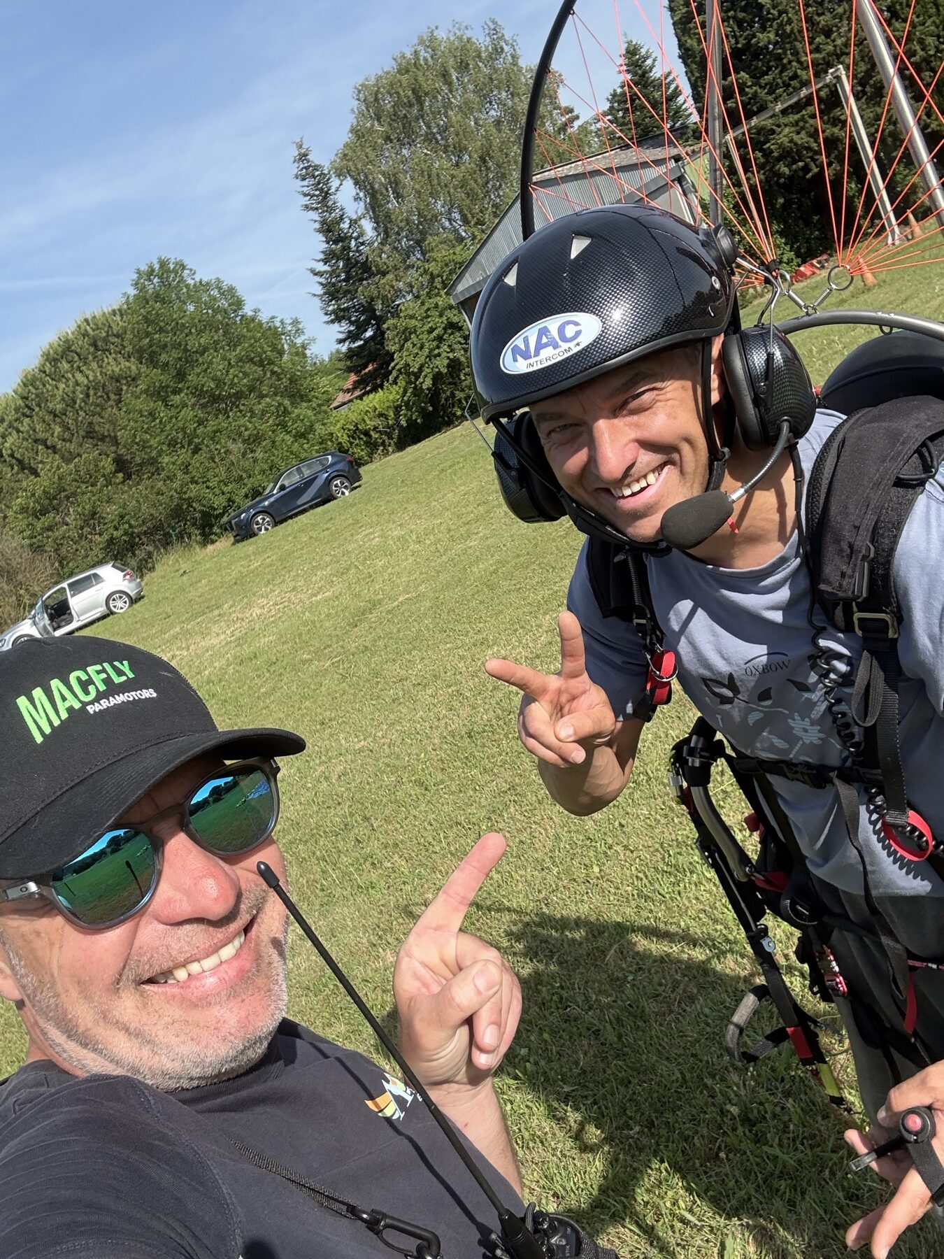 Un moment de bonne humeur avant un vol en paramoteur