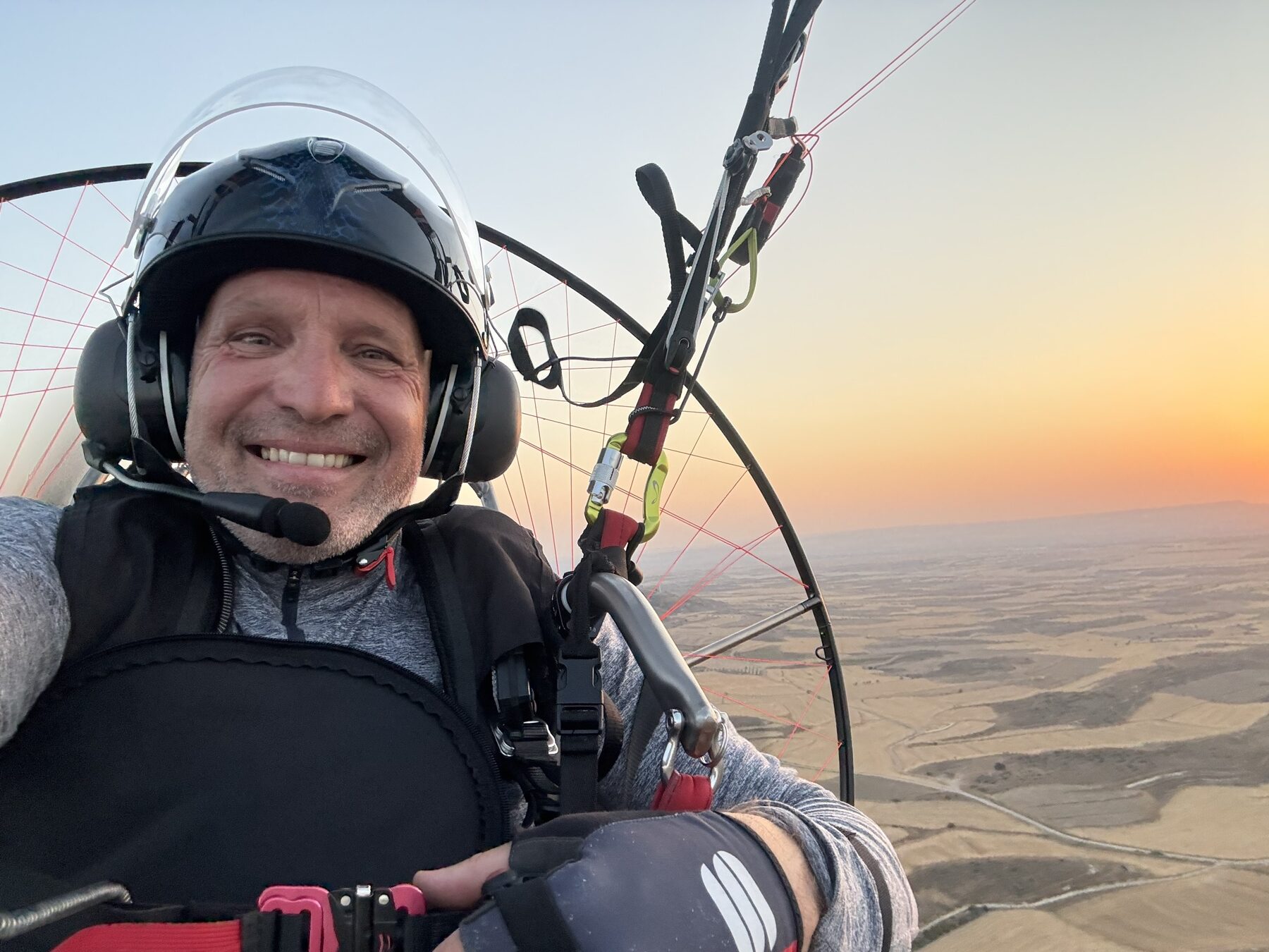 En paramoteur au coucher du soleil, l’esprit Altitude26
