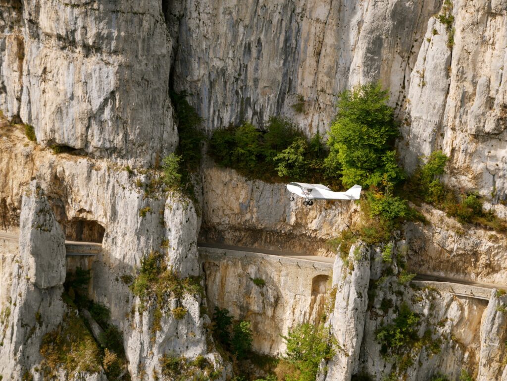 Un ULM devant les falaises des gorges