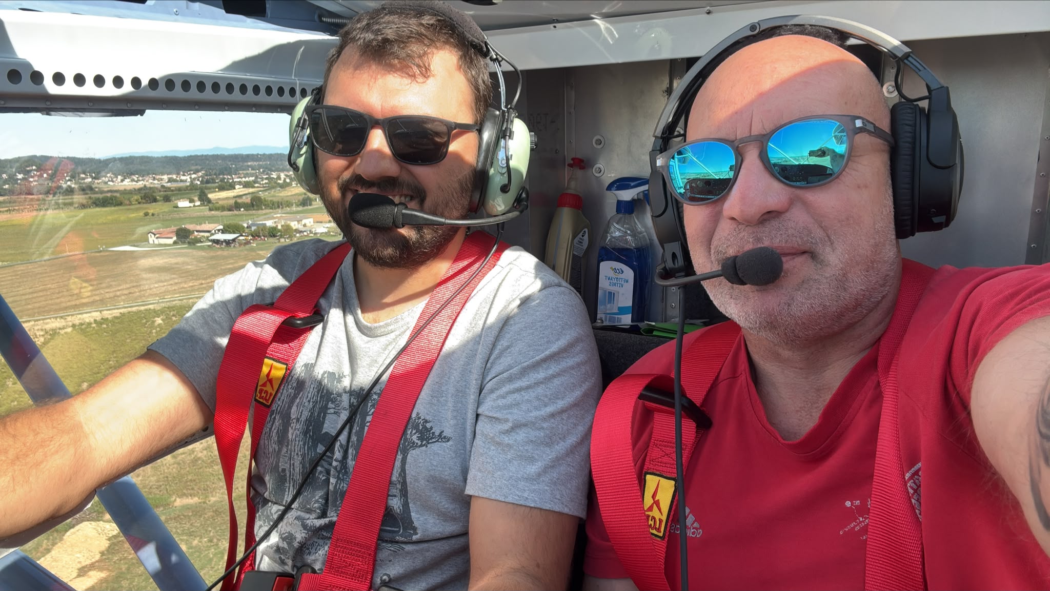 Un élève et son instructeur à bord d’un ULM multiaxe Altitude26
