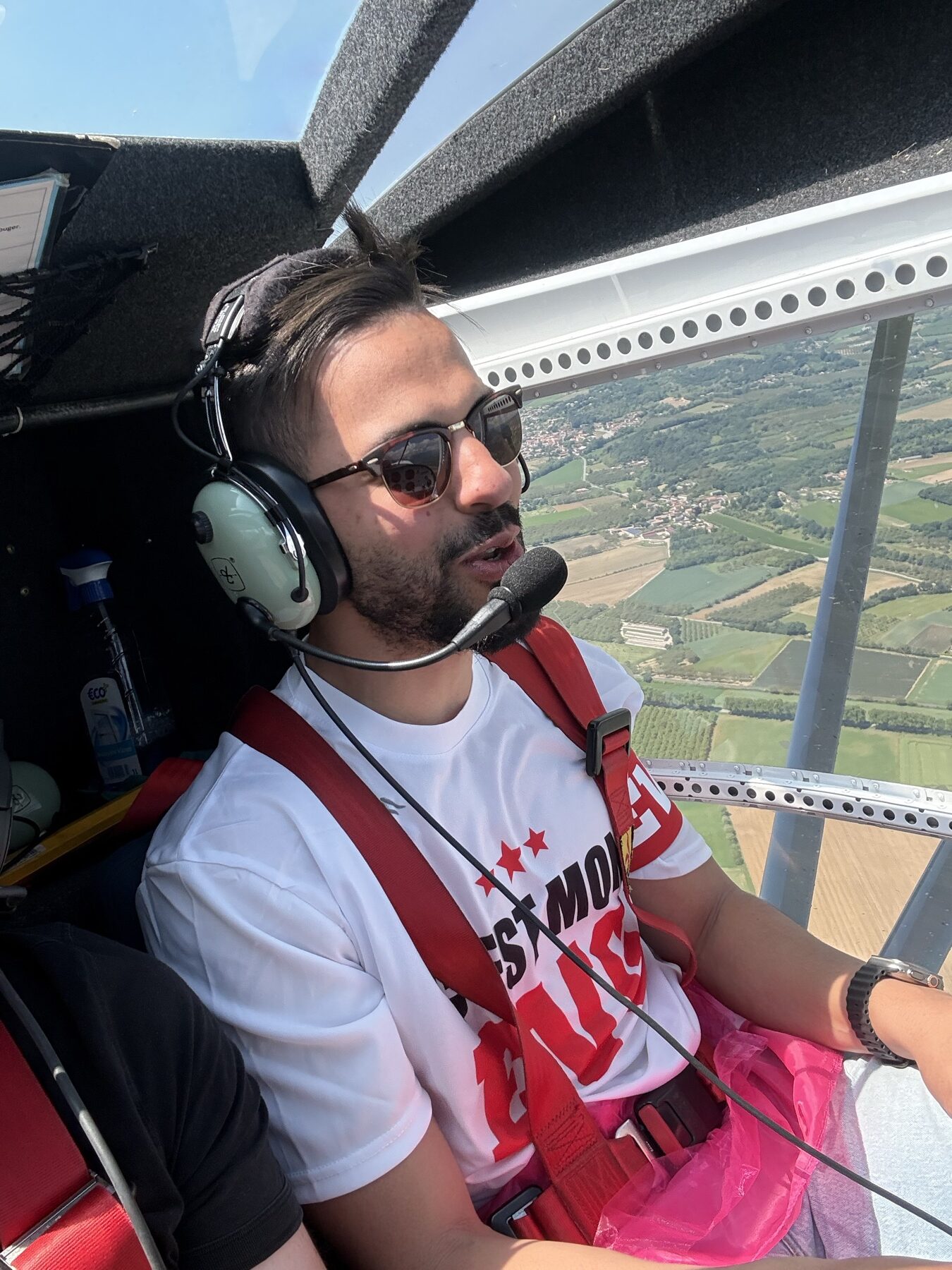 Un participant installé à la place du pilote pendant une initiation en ULM