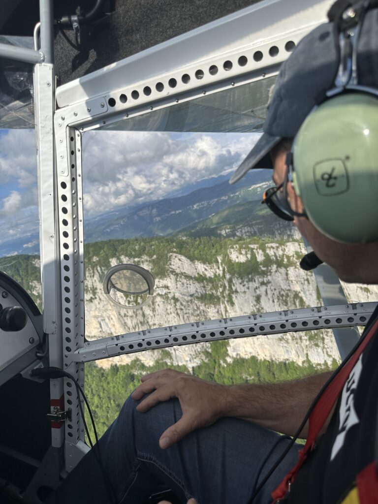 Les falaises vues depuis le cockpit — vol des Deux Sœurs