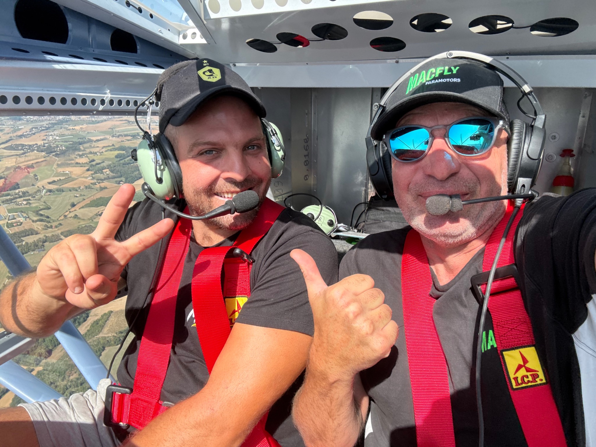 Un élève et son instructeur, souriants aux commandes de l’ULM