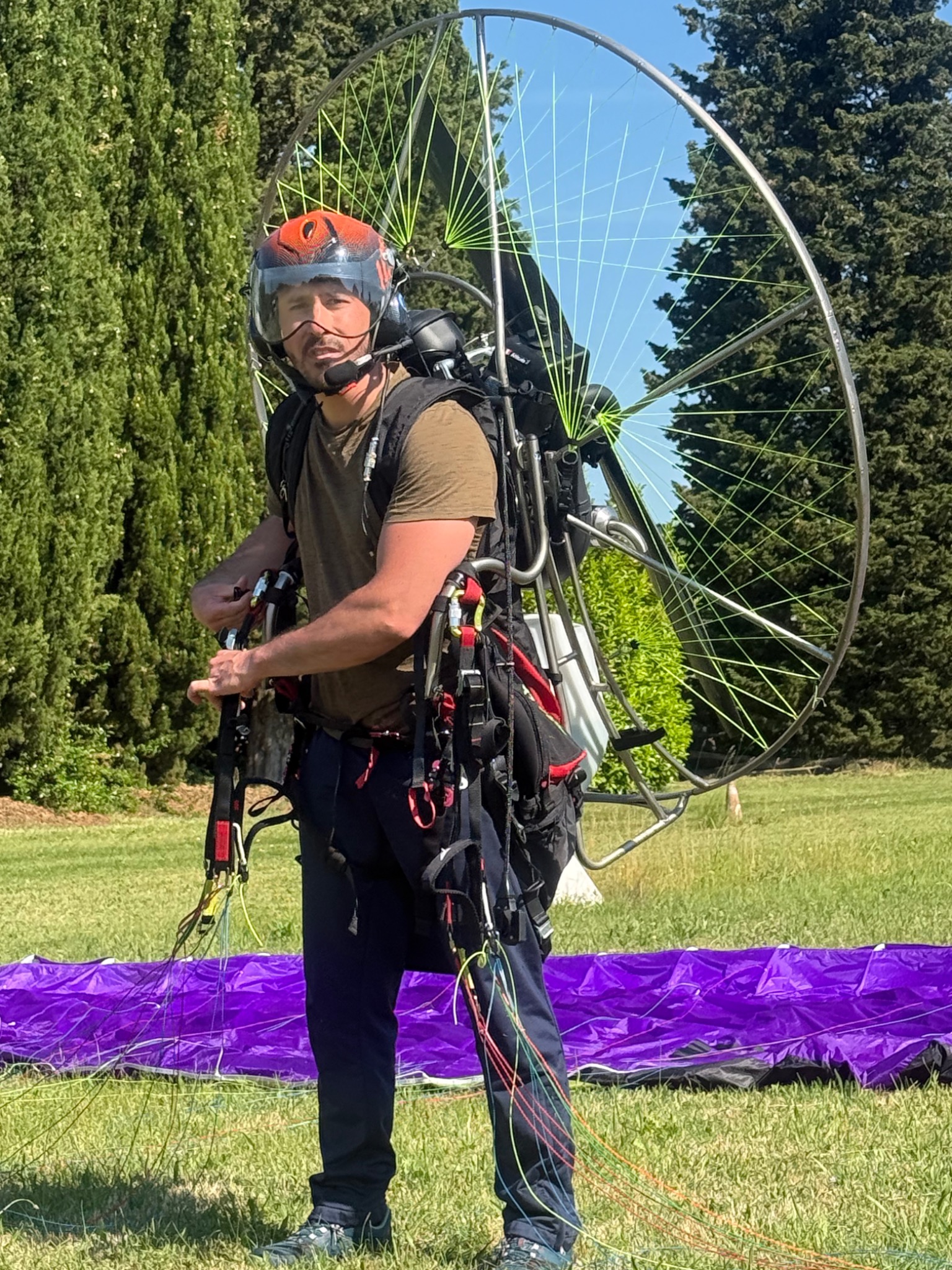 Pilote équipé pour un vol en paramoteur