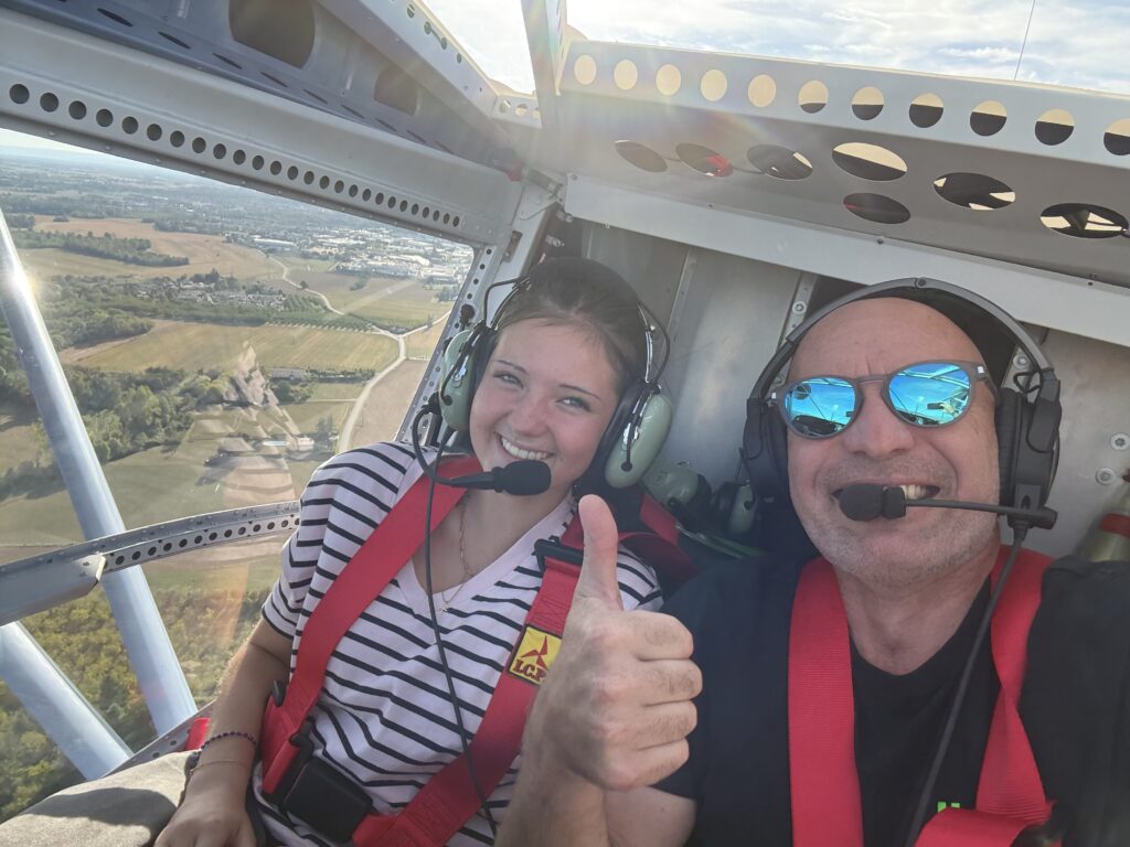 Passagère et instructeur à bord de l’ULM — vol découverte